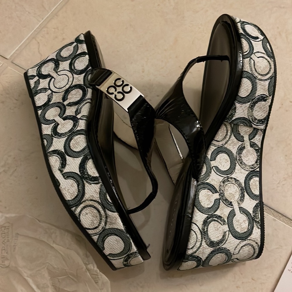 COPY - Coach Patent leather sandals ( timeless and classic) - Picture 3 of 9